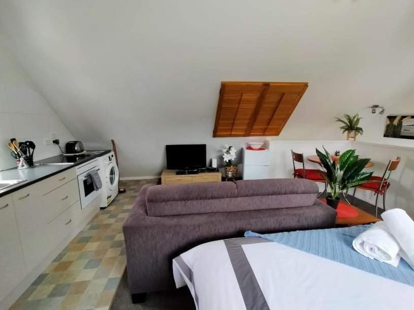 Studio On Golders - Two Minutes To The Lake And Quick Drive To Town! Apartment Taupo Exterior photo